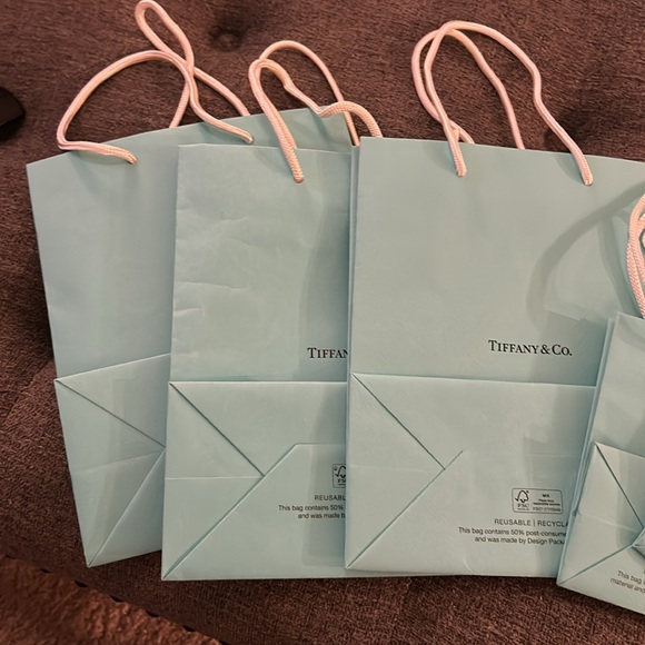 Assorted sizes Tiffany & Co. bags - Picture 4 of 5